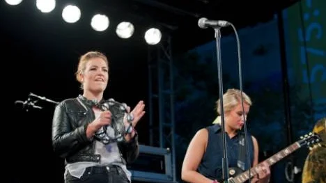 The Glorias bjuder på en rockig attityd till sin trum- och synthdrivna pop, trots att det ekar tomt framför scenen.