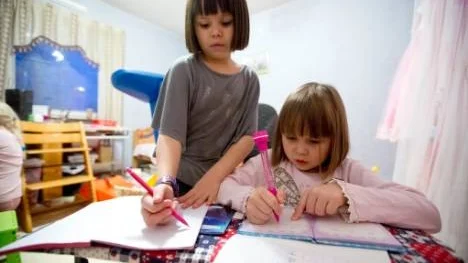 Systrarna  Anna-Maria och Ella-Karin Nårsa har en mamma från Kina. Storasyster Anna-Maria ska snart få börja läsa kinesiska som modersmål.