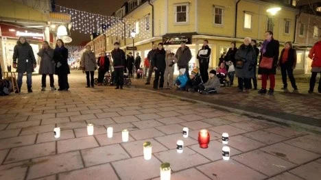 17 tända ljus lyste upp mörkret på Byxtorget i eftermiddag, en hel del personer stannade till en stund för att lyssna på tal och sång.