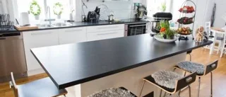 Vardagsliv i luftigt och välplanerat kök
