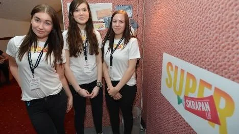 Superskrapan UF, det vill säga Beatrice Lindfors, Julia Lundmark Weinz och Karolina Wennström, har framtidskorken som gör det enkelt att bre kaviar och andra pålägg på smörgåsen.