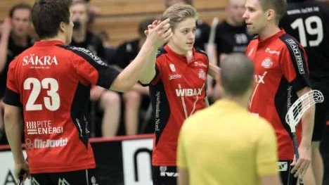 Erik Nilsson, i mitten, gjorde ett mål och grattas av John Wirkola och Andreas Morén.