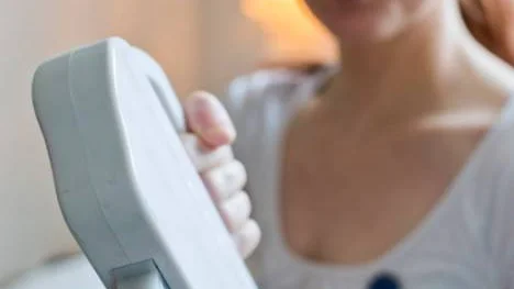 Den IPL-laser som används är så  kraftfull att det behövs skyddsglasögon.