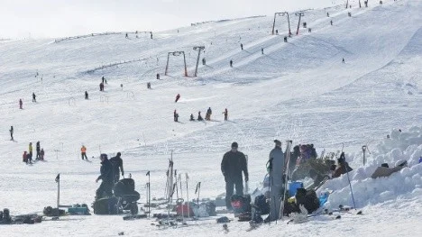 Vackert vårvinterväder och bra med folk både i skidbackarna och i snögrottorna. Så såg det ut på Vittjåkk på långfredagen.