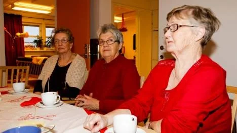 Ines Johansson, Inga-Britt Olovsson och Elsy Rosengren tycker det är trevligt att träffas på dagverksamheten och gillar de nya lokalerna. "Flickorna är toppen", säger Ines Johansson.