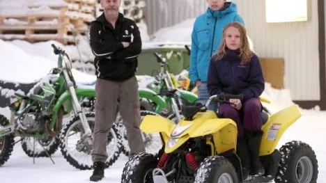 Tommy Carlsson, från Piteå Mc och motor, har servat fyrhjulingen som syskonen Adam och Frida Eriksson ska sälja för att skänka pengar till utsatta barn i Etiopien.