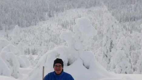 Vitt så långt ögat kan nå. Håkan Ederlöv mäter snödjupet till ungefär 30 centimeter packad snö där det är som mest.