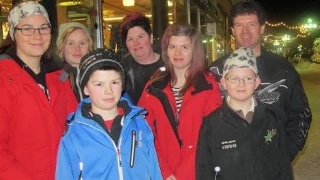 Flera Vistträskare passade på att julshoppa på köpmännens Lilla julafton, bland andra från vänster Wilma Öhlund, Emma Lundberg och familjen Furtenback bestående av mamma Sara, pappa Magnus, Amanda samt tvillingarna Klas och John.