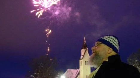 Kyrkoherde Anders Mattson deltog i invigning men fällde oroliga blickar över smällarna från fyrverkerierna som sköts upp intill kyrkan.