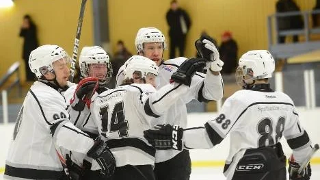 Henrik Lidström, Gustav Emretsson, Kim Lundgren, Emil Granberg och Oliver Eklund jublar efter Arvidsjaurs 1-1-mål. Men jublet kom av sig och det blev till slut förlust, 3-4, mot gästande Vindeln.