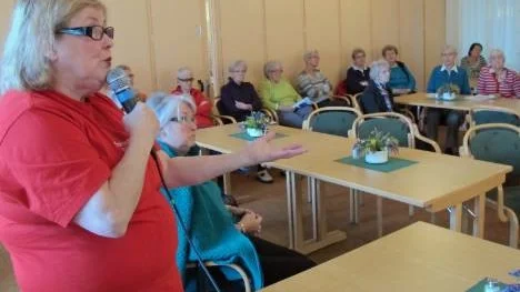Vivianne Vallgren, ordförande i Strokeföreningen i Kalix, talade varmt om vikten av träna och inte ge upp när man drabbats av sjukdomen. "Träning och sömn är a och o, men också att ta vara på livets glädjeämnen! Hjärnan vill ha roligt!" förklarade hon.