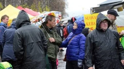 ...och regnklädernas. Sällan har så många regnklädesklädda människor synts i Arjeplog samtidigt.
