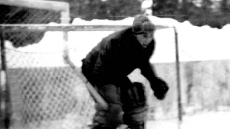 Målvakten Sture Boman beredd att mota puckar med lånade benskydd och telefonkataloger som enda kroppsskydd.