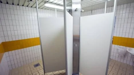 I damernas omklädningsrum har både duchväggar och insynsskydd monterats upp.