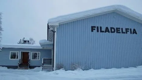 Filadelfia i Älvsbyn är till salu för drygt 1,3 miljoner kronor. Församlingen har alltför få aktiva medlemmar för att klara driften av den stora kyrkolokalen.