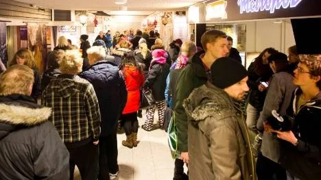 Folkligt, festligt och fullsatt - precis som det ska vara då en storfilm står färdig för igångrullning.