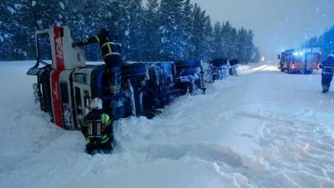 I dag ska den dikeskörda långtradaren bärgas och därför hålls havsbadsvägen avstängd i båda riktningarna fram till omkring klockan 16.00. Personbilstrafikanter ombeds använda Gamla Pitsundsvägen.