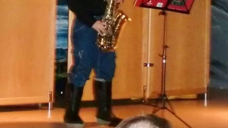 Albin Hägglund inviger festen med ett kort saxofonsolo.
