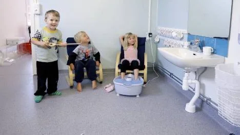 Den nya spaavdelningen är populär bland de lite äldre fyra-femåringarna. Här är det Cornelia Öhlund, som testar fotbadet, intill henne Elliot Tjärnkvist, och Vilmer Osback.