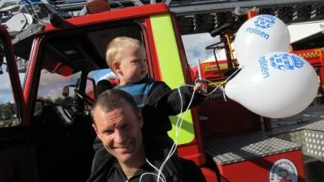 Erik Berg med ettårige sonen Axel, ballongförsedda brandbilsinspektörer.
