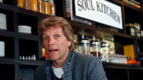 "Det finns inga trummaskiner, inga rappare. Vi har riktiga stråkar på några låtar, i övrigt är det stora högljudda gitarrer", säger Jon Bon Jovi. Bon Jovi släpper nytt i mars och det låter som - Bon Jovi.