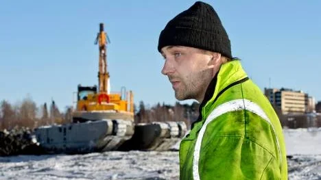 Mårten Fagerudd, finsk grävmaskinskung, jobbar sedan flera månader som underentreprenör vid muddringsprojektet i Piteå.