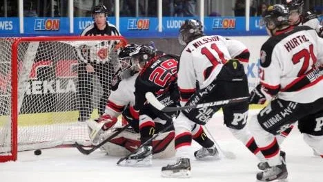 3-0-pucken av Patrik Ruiz (29) är på väg in bakom Piteås måvakt Oskar Sehlstedt. Piteå skapade lika många målchanser som Karlskrona men hade svårt att få till avslutningarna denna gång. Därför slutade lördagens kvalmatch med förlust.