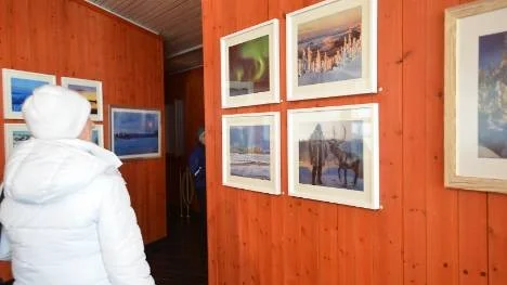 Femtiofyra fotografier med vintermotiv tagna av elva Arjeplogsfotografer visas under fyra veckor i Silvermuseet.