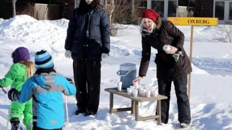 Emma Lindbäck och Anette Kemin vid vätskekontrollen i Oxberg.