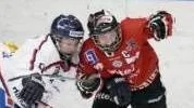 Rebecca Stenberg (till höger) kvitterade till 1-1 borta mot Linköping i den andra kvartsfinalmatchen. 1-1 stod sig tiden ut, och även efter sudden death. Sen klev Denise Altmann fram i straffavgörandet, gjorde mål på båda sina och därmed är säsongen över för Munksund Piteå. (Arkivbild).