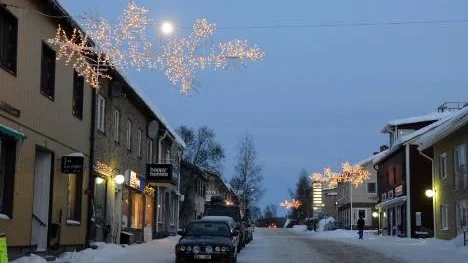 Julprydnaderna sprider fortfarande sitt ljus i Arjeplog.
