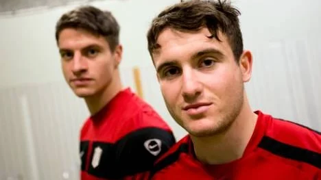 Den här säsongen spelar engelsmannen Robbie Clark med Piteå IF:s division 2-lag. James Burgin (i bakgrunden) får däremot fortsätta att kämpa om ett kontrakt med klubben.
