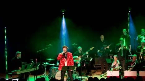 "Roger Pontare är en av vårt lands mest erfarna artister och det märktes inte minst av hans avspända sätt på scenen och hans mellansnack som ibland verkade högst improviserat", skriver Ingemar Edström.