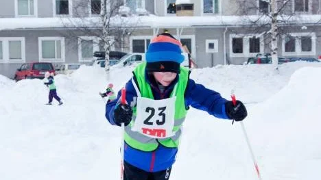 Ett varv runt Lomtjärn var det som gällde för barnen som ställde upp i Pelle Tott-loppet. Ett av många barn var Melger Gran från Parkskolan.