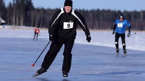 Benen gick som trumpinnar på Fredrik Westling, SCA, när han växlade först på första varvet, tätt följd av urstarke Jonas Lundmark från team Näringsliv.