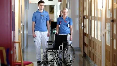 Sjuksköterskorna Arvid Brännström och Emelie Wiklund är inte glada över landstingets nya semestertider.
