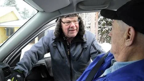 Sören Nilsson och Per-Axel Andersson resonerar snöröjning och de problem som finns i bostadsområdet.