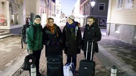 Medlemmar i den feministiska läsecirkeln Amazonerna på väg till Stockholm för att fira Internationella kvinnodagen. Från vänster Ann-Catrin Möller, Solgerd Forslund, Inger Maude och Alice Nordin.