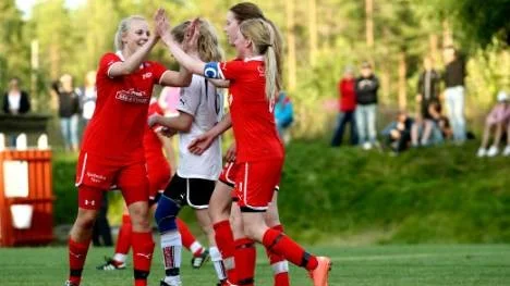Linena Gjersvold (till vänster) grattar Elin Olsson till ett av hennes tre mål i matchen mot Luleå.
