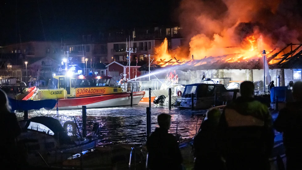 En brand i en industrilokal i Lomma bröt ut under söndagskvällen.