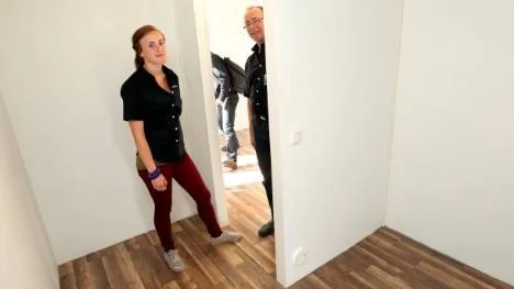 Sofi och Kurt Eriksson visar den lilla funkisstugan som är vinklad i två delar.