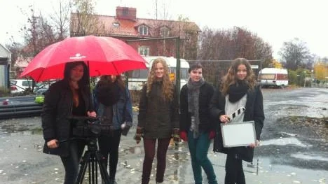 Elin Wiklund, Haedil Shahd, Cassandra Frejdh, Hanna Lindblom och Agnes Vikman fick utstå en hel del regn under filminspelningen