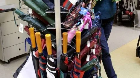 Anneli Uvén och Birgitta Elfgren vid Umbrella har sålt rekordmånga paraplyer i sommar och i höst. De som återstår är de fåtal som syns på bilden.