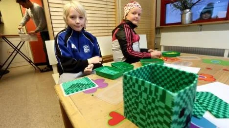 Det är inte bara julmotiv och kyrka som byggs. Hampus Mellgren och Emma Johansson, 9 år, bygger "Creeper" från Minecraft samt en blomma.