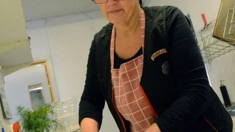 Tårta på tårta. Det blir mycket bakning för både Ingalill Kähler och Augusto Marques da Silva. "Man är inte så sugen på att äta tårta längre", säger Kähler.