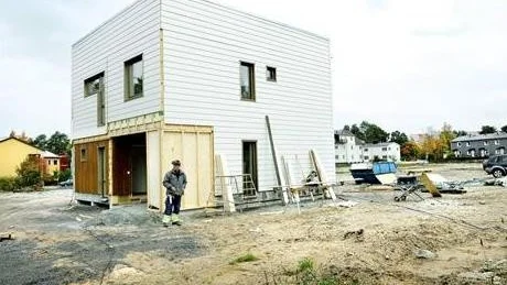 VISNING. En modul är redan på plats och den ska fungera som utställningsmodell för intresserade bostadsköpare. Detta är en fyra i två plan.