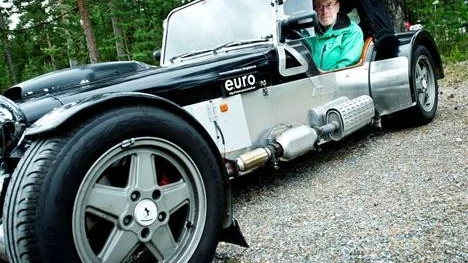 UDDA SPORTBIL. Antas Eliasson fick bygga ut huset för att få plats att bygga sin brittiska sportbil hemma i garaget i Luleå. Bilen är av återvunnet material och har kostat kring 80.000 kronor. "Besiktningarna har varit det dyraste", säger han.