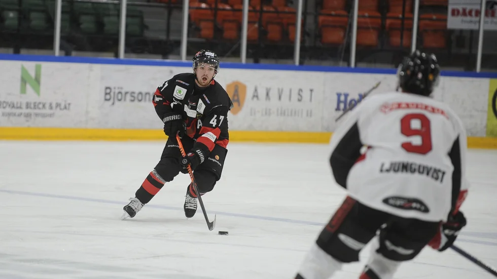 På onsdag avgör som Nyköpings SK med backen Lucas Byhlin får spela vidare. Matchen sänds direkt på SN.se.