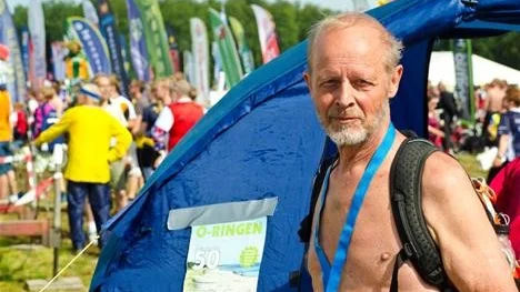 Tidig anmälan. Tävlingschefen för O-ringen i Skåne, Roland Offrell, är i Boden för att dra lärdomar av arrangemanget. Nyss inkommen från slutetappen i H70 står han utanför tältet där löpare kan anmäla sig till nästa års tävlingar redan nu.