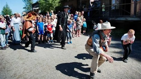 FULLT MED FOLK. Western farm lockade många besökare, lediga orienterare som norrmän, en solig tisdag.